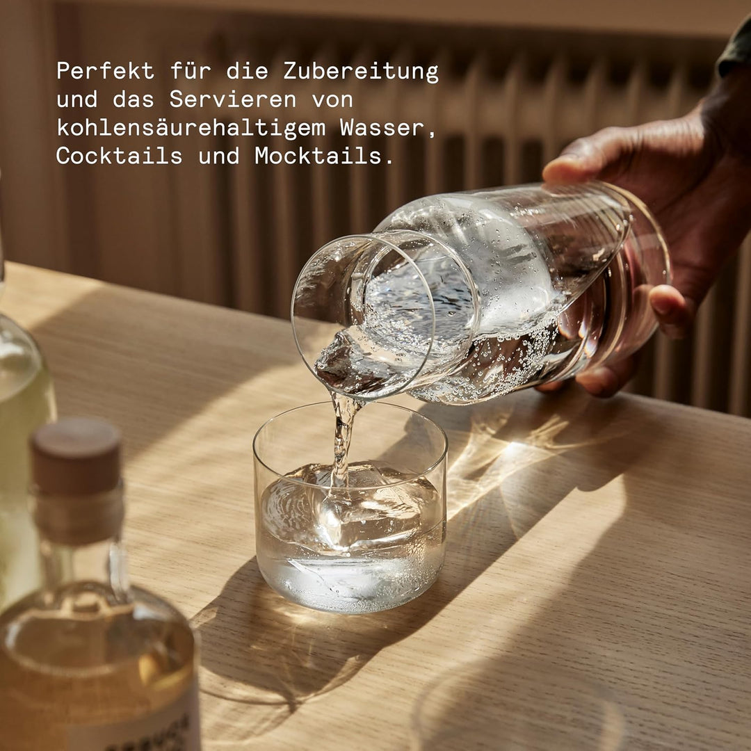 AARKE Nesting Carafe, Kristallglaskaraffe (1,1 Liter) + Edelstahl-Barlöffel, Karaffe