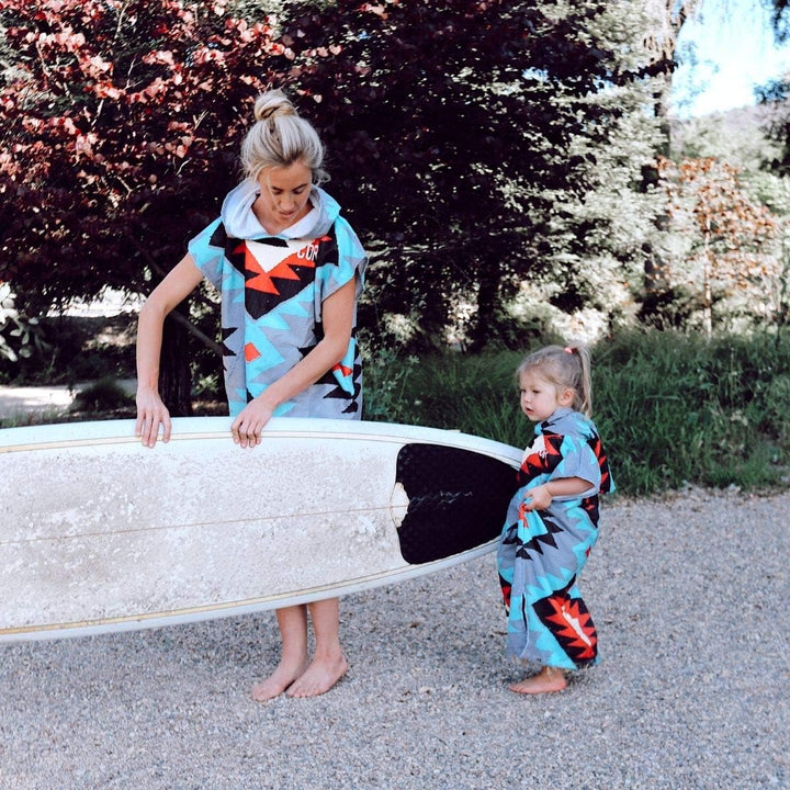 COR Surf Handtuch Poncho für Erwachsene - Weicher, schnell trocknender Bade Poncho aus Mikrofaser, K