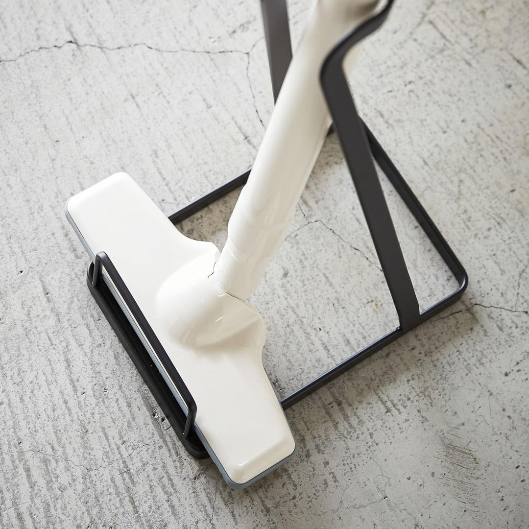 Yamazaki 3274 Tower Staubsaugerständer, schwarz, Stahl, minimalistisch, 15 x 24 x 38 cm