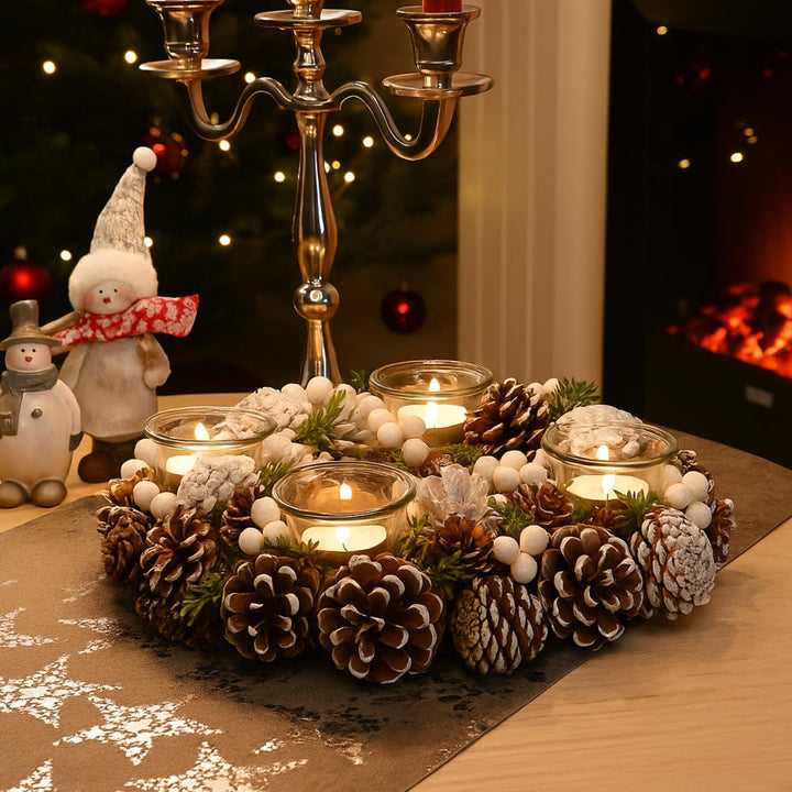 COM-FOUR® Tischkranz für Weihnachten - weisser Adventskranz mit Zapfen - Dekokranz mit 4 Teelichthal