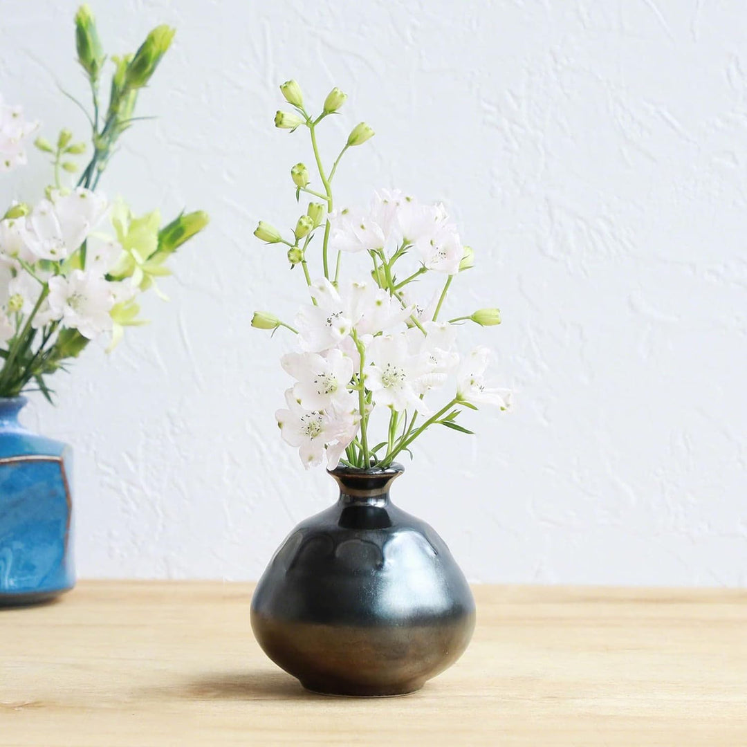 Wazakura Minoyaki kleine Keramik Ikebana Vase, Hergestellt in Japan, Handbemalte Schwarze Vase in Fl