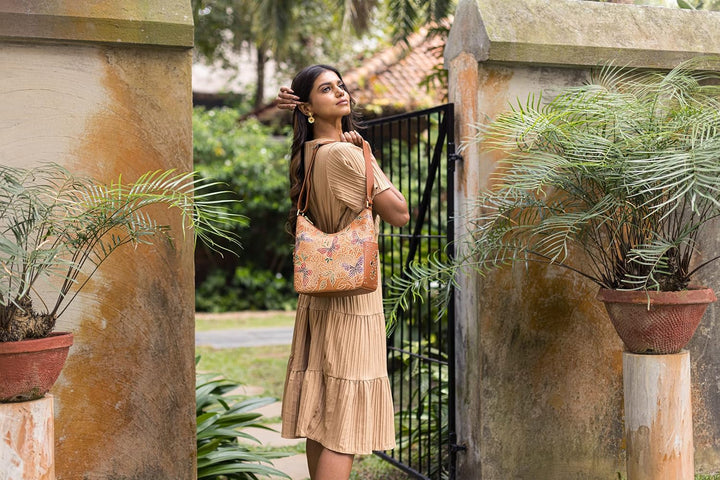 Anuschka Klassische Handbemalte Hobo Tasche aus echtem Leder mit beschlagenen Seitenfächern Tooled B
