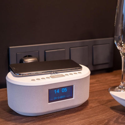 AIC Radiowecker DAB mit Ladefunktion Bluetooth QI Funktion USB Dual Alarm 18DAB Weiss