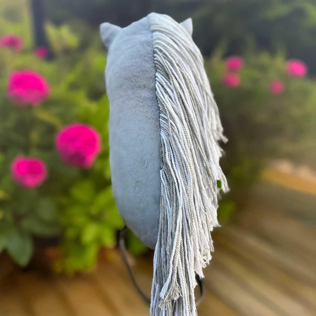 Hobby Horse grau A3, Pferd, komplett mit Netz, Gebiss, Zügel und blauer Insektenmütze, Pferdekopf fü
