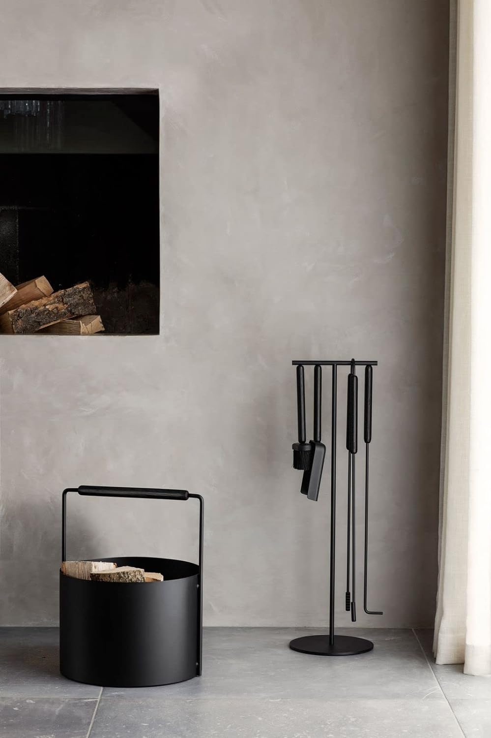 blomus Holzkorb ASHI | Feuerholzkorb mit Griff in Schwarz | 37L x 35B x 45H cm | Karminkorb aus pulv