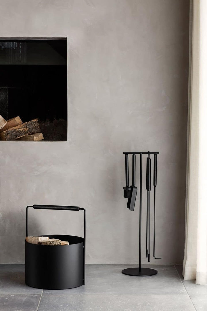 blomus Holzkorb ASHI | Feuerholzkorb mit Griff in Schwarz | 37L x 35B x 45H cm | Karminkorb aus pulv