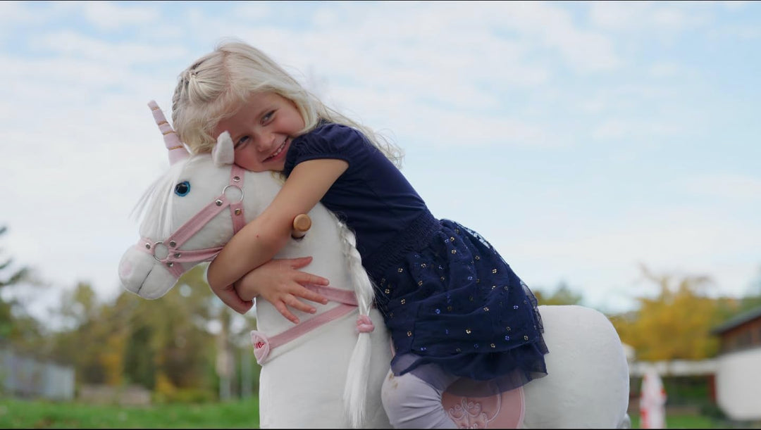 PONNIE Einhorn mit Rollen S (3-6 Jahre), Unicorn zum Reiten mit Abnehmbarer Rosa Sattel und Halfter