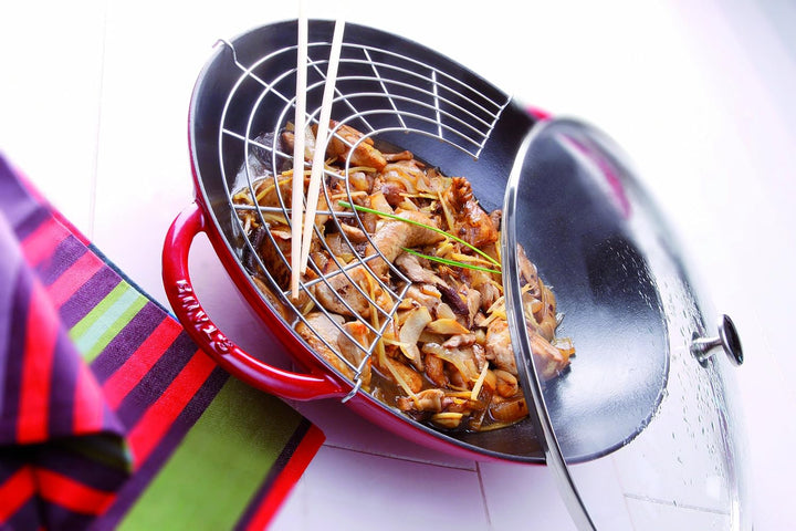 STAUB Gusseisen Wok, Inkl. Glasdeckel und herausnehmbaren Gittereinsatz, Induktionsgeeignet, Ø 37 cm
