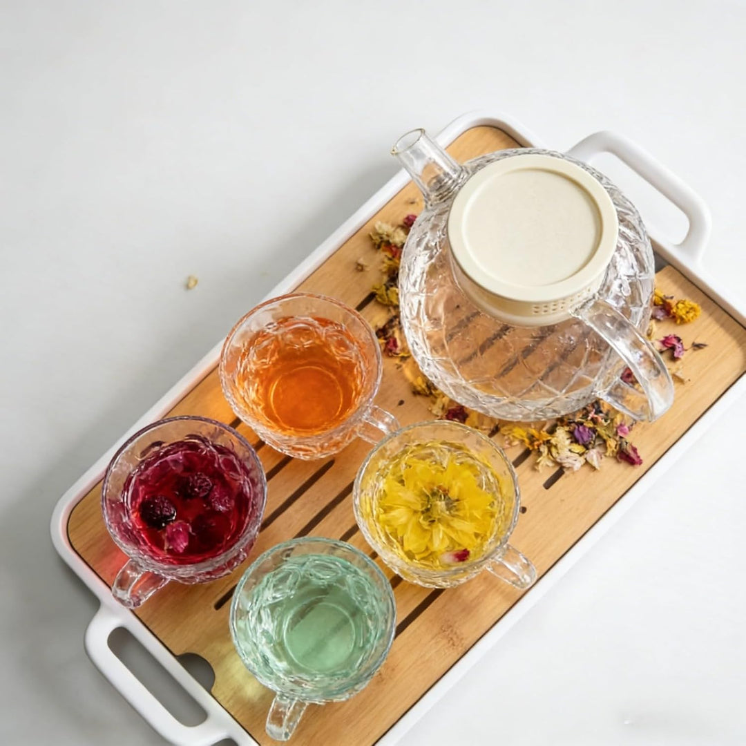 Tee Kannen Set 6-teilig – Besser im Glas Teekanne mit Filter & 4 Tassen auf Bambusbrett – Teeset mit