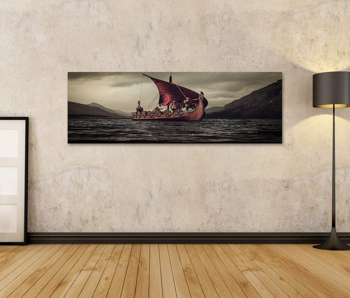 islandburner Bild auf Leinwand Gruppe Von Wikingern Auf Dem Meer Auf Drakkar Mit Bergen Im Hintergru