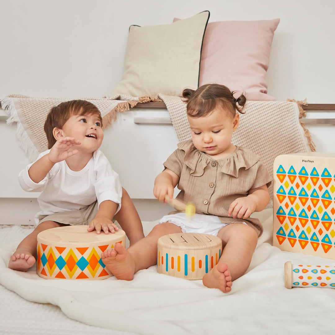 PlanToys Schlagzeug Kinder - Trommel Kinder - Musik Spielzeug ab 1 Jahr - Kindertrommel aus Holz - K