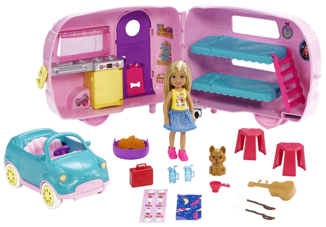 Barbie Chelsea Serie, Chelsea Auto und Camper Set mit 10+ Barbie Camping Accessoires, 1x Chelsea Pup