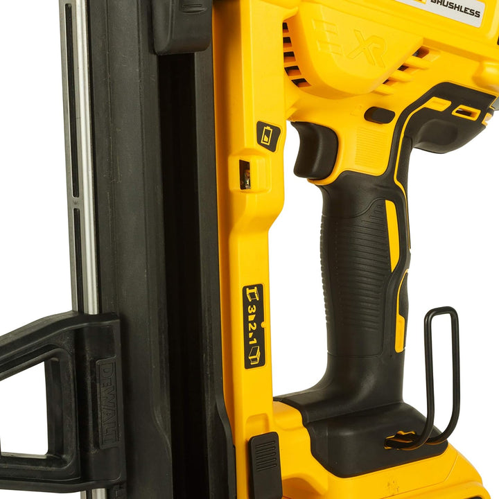 DeWALT DCN890P2 Akku Beton und Stahl Nagler 18V 5Ah Li-ion mit 2x Akkus & Koffer
