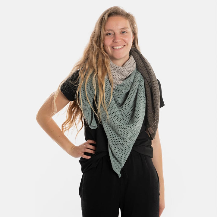 KNIT FACTORY - Lacey Stricktuch - Quadratisches Halstuch aus 30% Wolle und 70% Polyacryl - Umschlagt