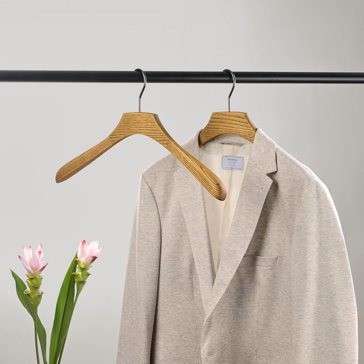 Hang & Haute 4er-Set Premium Kleiderbügel, Breit aus Hochwertigem Eschenholz in Stylischem Naturholz