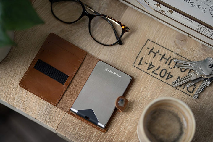 Ledlenser Lite Wallet Portemonnaie, Classic Chestnut, integrierter RFID-Schutz, aufladbares LED-Lich