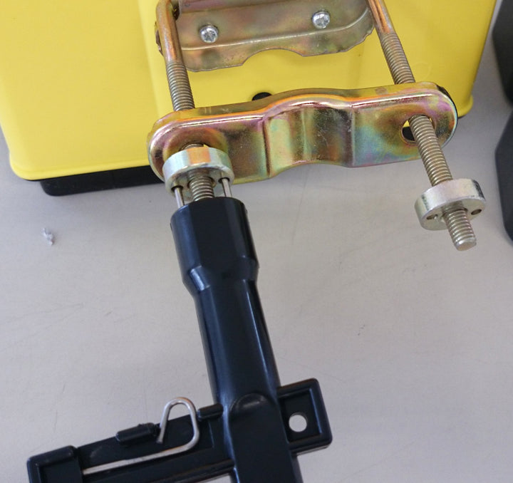 UvV UVWARNBTX2 Sparset 2 x Baustellenleuchte, Warnleuchte gelb - mit Schloss, LED, inkl. 4 Batterien