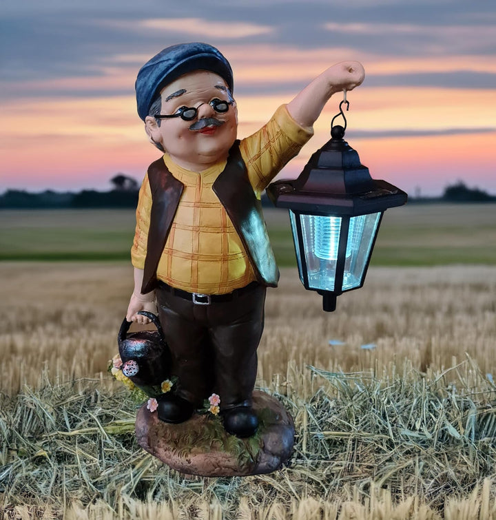 Kremers Schatzkiste Opa Hans mit Solarlaterne und Giesskann Figur Gartenfigur 38 cm Garten Älterer H