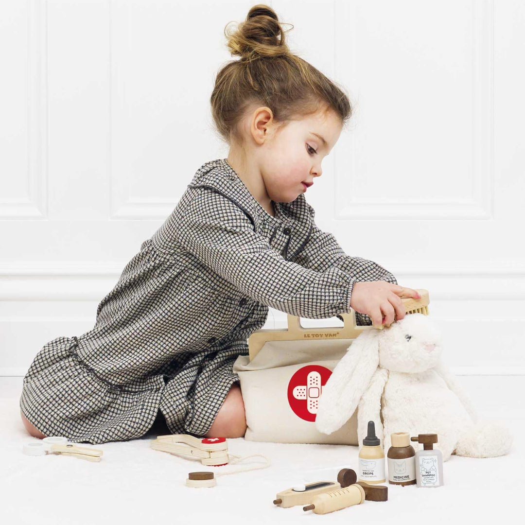 Le Toy Van - TV292 Arztkoffer aus Holz für Kinder, 3 Jahre, Montessori Spielzeug, komplette Stofftas