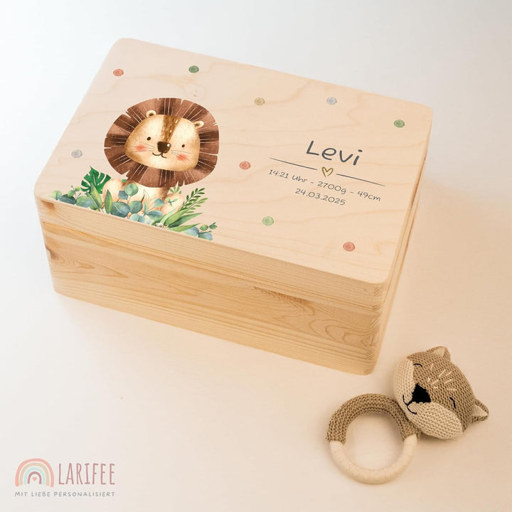 LARIFEE Erinnerungskiste personalisiert Löwe mit Name – Baby Erinnerungsbox Holz klein 30x20x14 cm –
