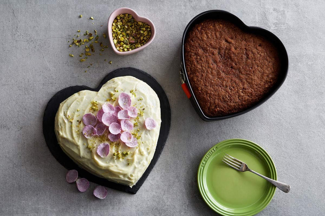 Le Creuset Antihaft Herz-Springform, 24,8 x 23,8 x 6,9 cm, Sauerteigbeständig, Aus Karbonstahl gefer