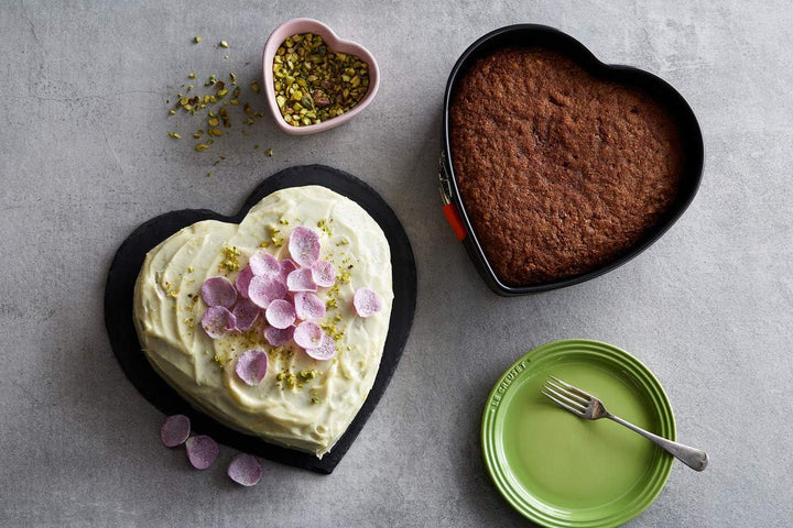 Le Creuset Antihaft Herz-Springform, 24,8 x 23,8 x 6,9 cm, Sauerteigbeständig, Aus Karbonstahl gefer