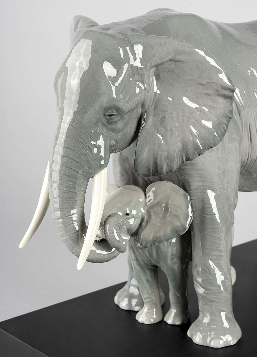 LLADRÓ Elefanten-Skulptur Den Weg Weisen. Elefant. Porzellan.