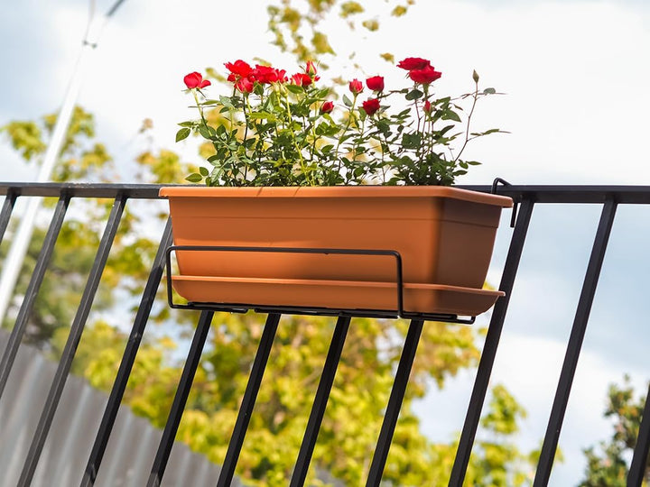Halterung für Standard-Blumenkasten aus mit schwarzem Kunststoff beschichtetem Stahl