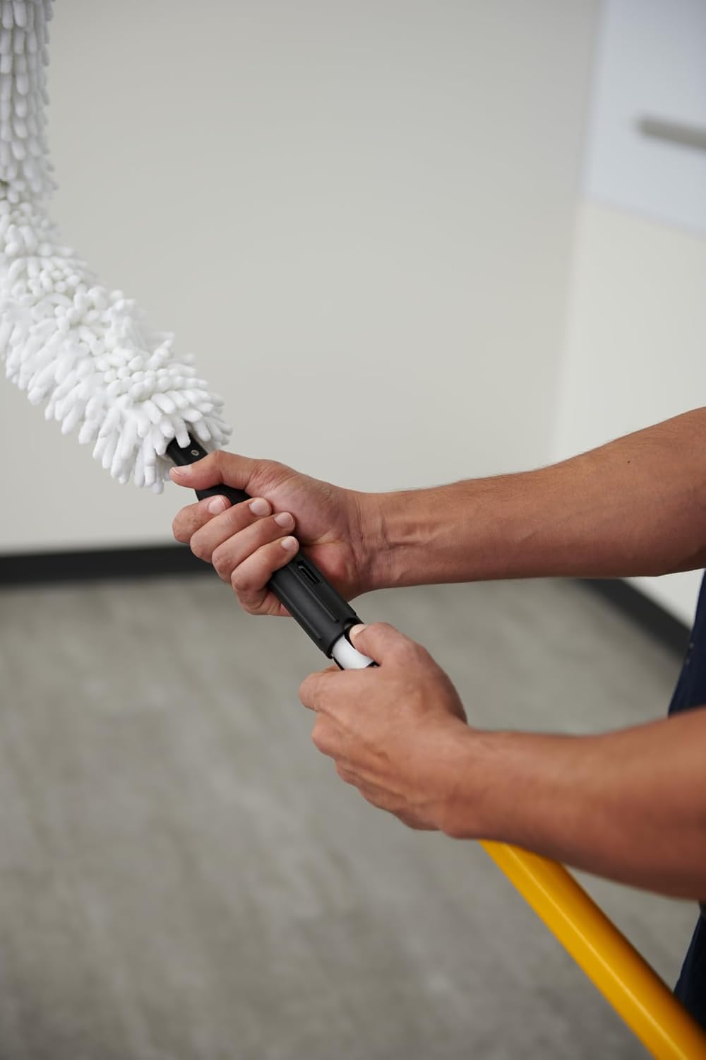 Rubbermaid Commercial Products Hygen Quick-Connect Flexible Dusting Wand with High Performance Micro