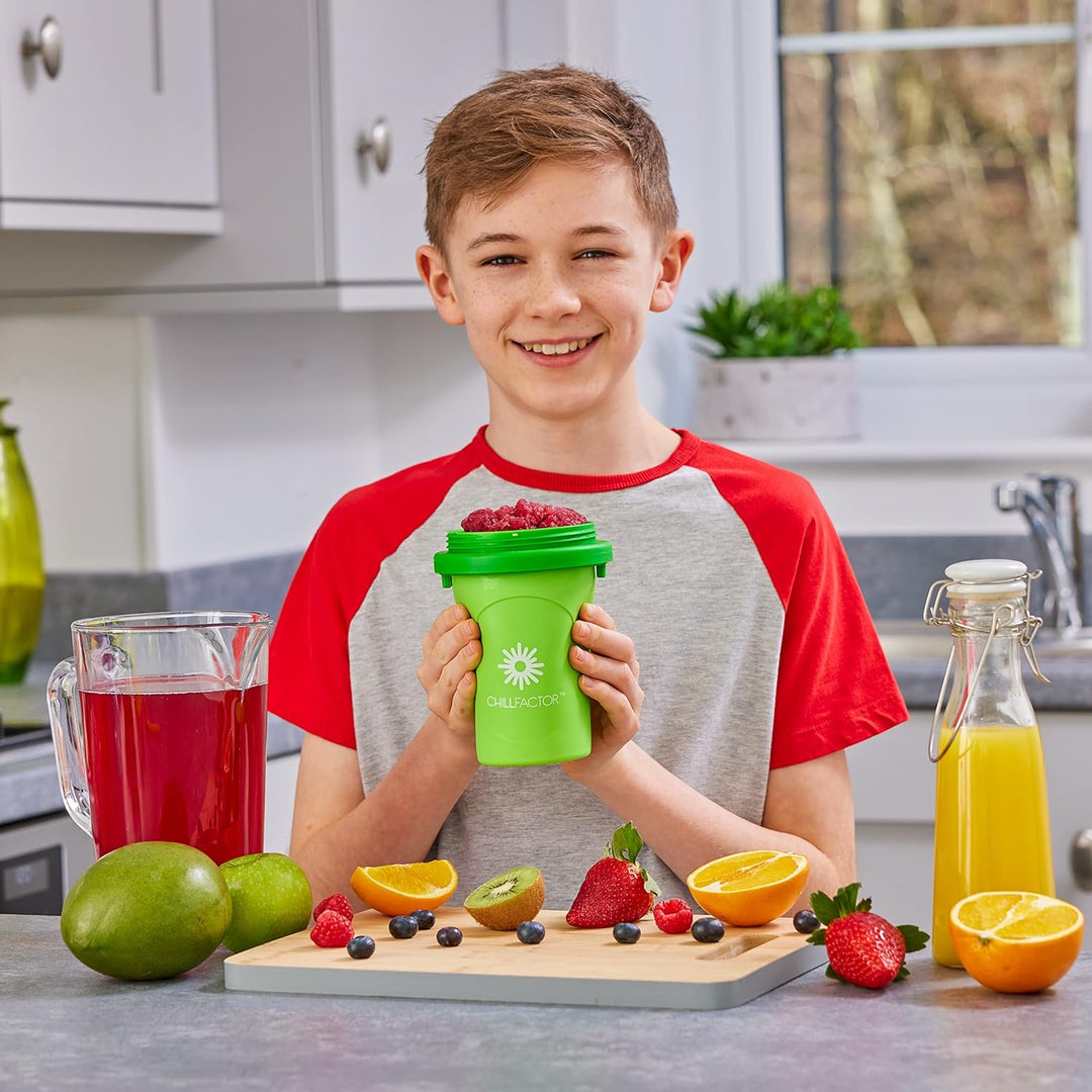 BANDAI CHILLFACTOR CO07952 Küchenspielzeug, Slush-Maschine mit wiederverwendbarem Becher und Strohha