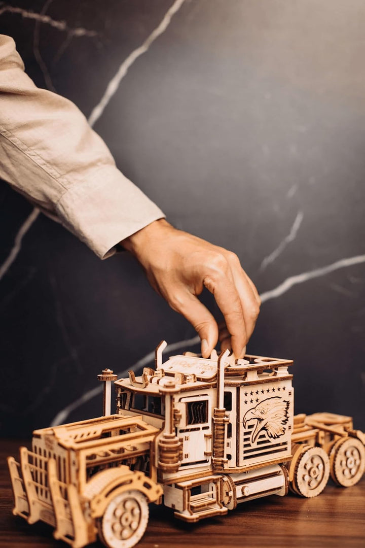 Wood Trick Big Rig Mechanischer Spielzeuglastwagen - Leistungsstarker Gummibandmotor - Realistischer