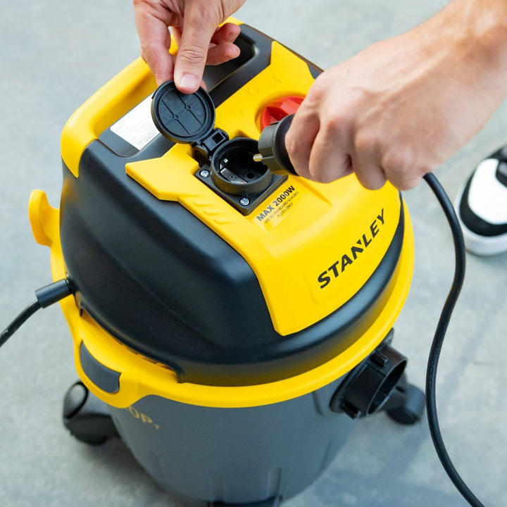 Stanley SXVC25PTDE Nass- und Trockensauger (1.200 W, 25 l),Gelb/Schwarz mit Steckdose für Elektrower