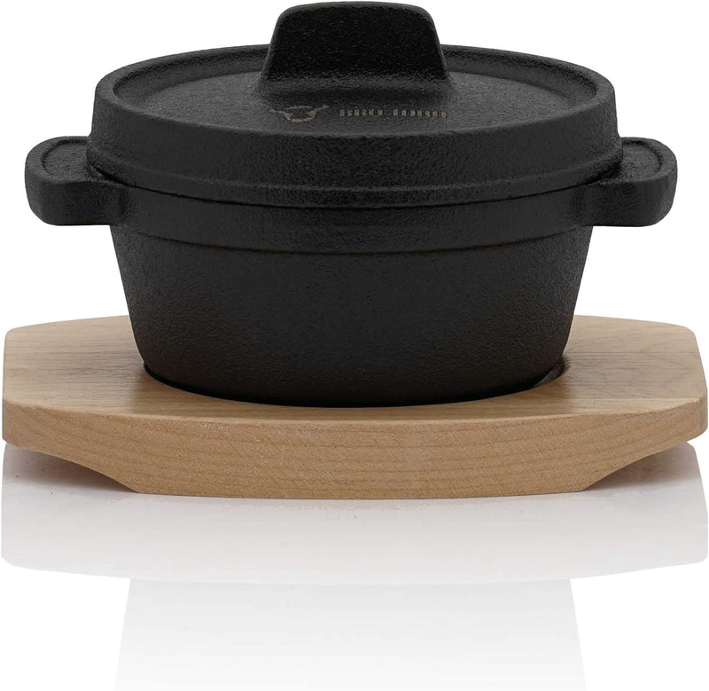 BBQ-Toro Mini Dutch Oven (1 Stück) | Ø 11 cm | Gusseisen Serviertopf mit Holzunterlage | bereits ein