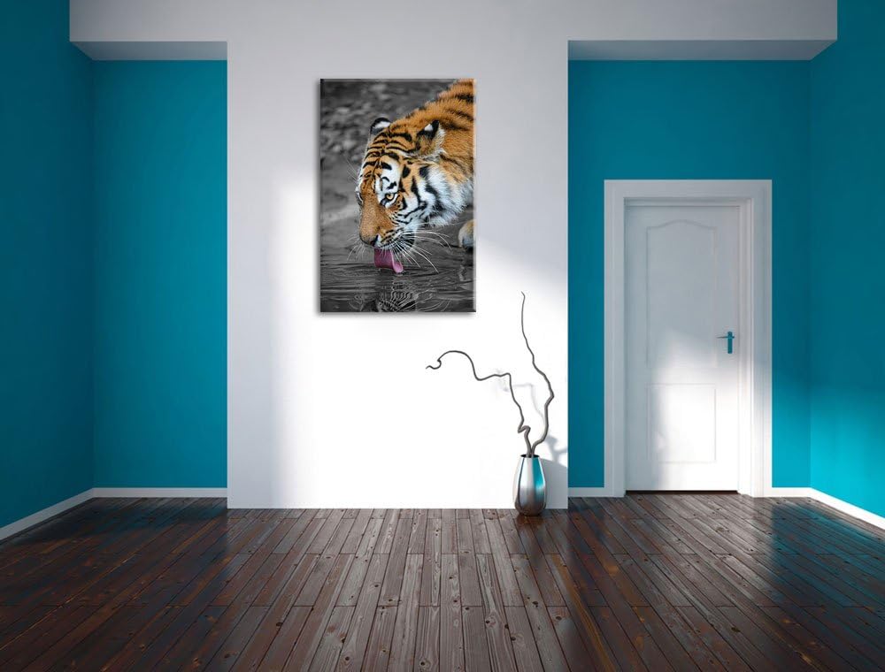 stolzer Tiger am Wasser schwarz/weiss auf Leinwand, XXL riesige Bilder fertig gerahmt mit Keilrahmen
