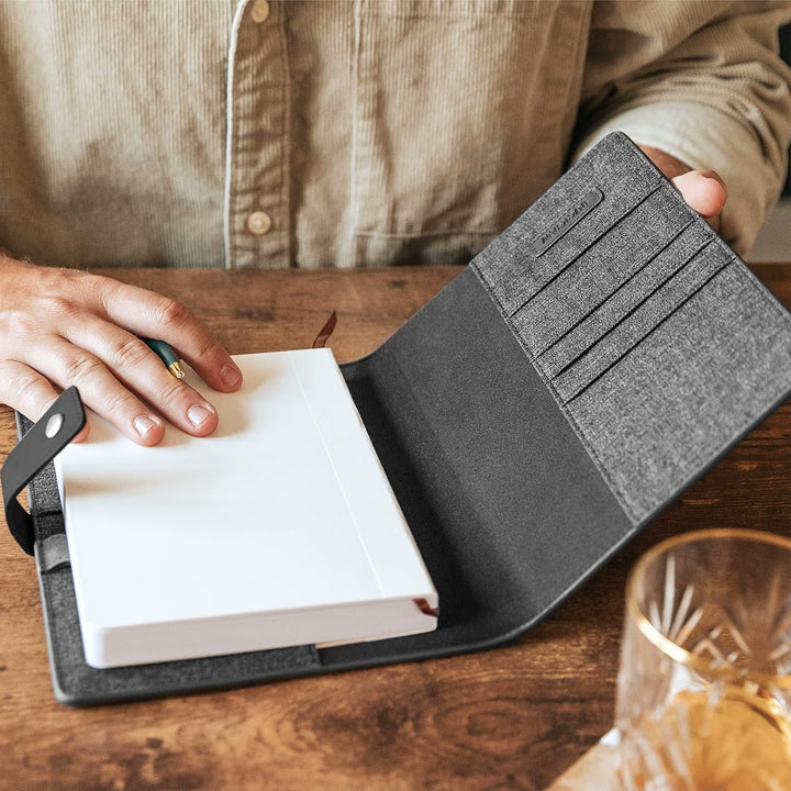 CASE ELEGANCE Nachfüllbares Leder Notizbuch A5. mit Stiftschlaufe, Kartenfächer - Messingverschluss