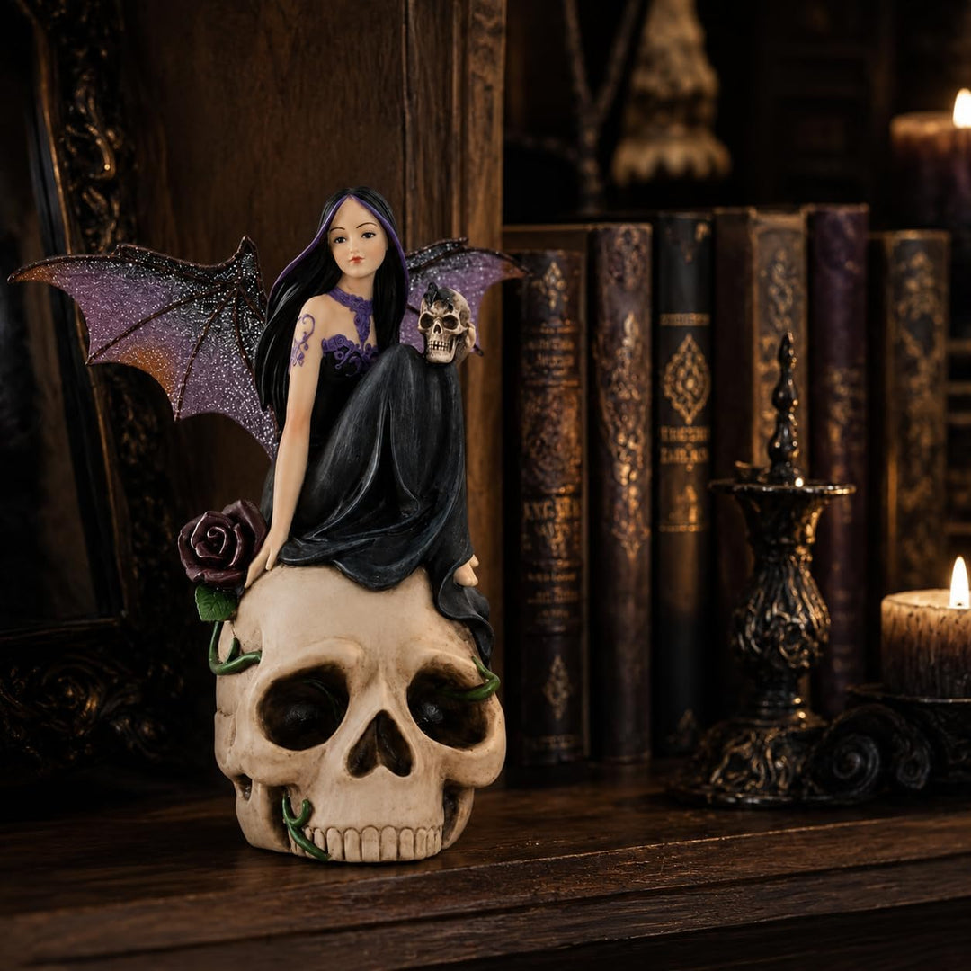 Comfy Hour Fairyland-Kollektion, 17,8 cm, Polyresin, dunkle Feen-Hexe auf Totenkopf, Heimdekoration