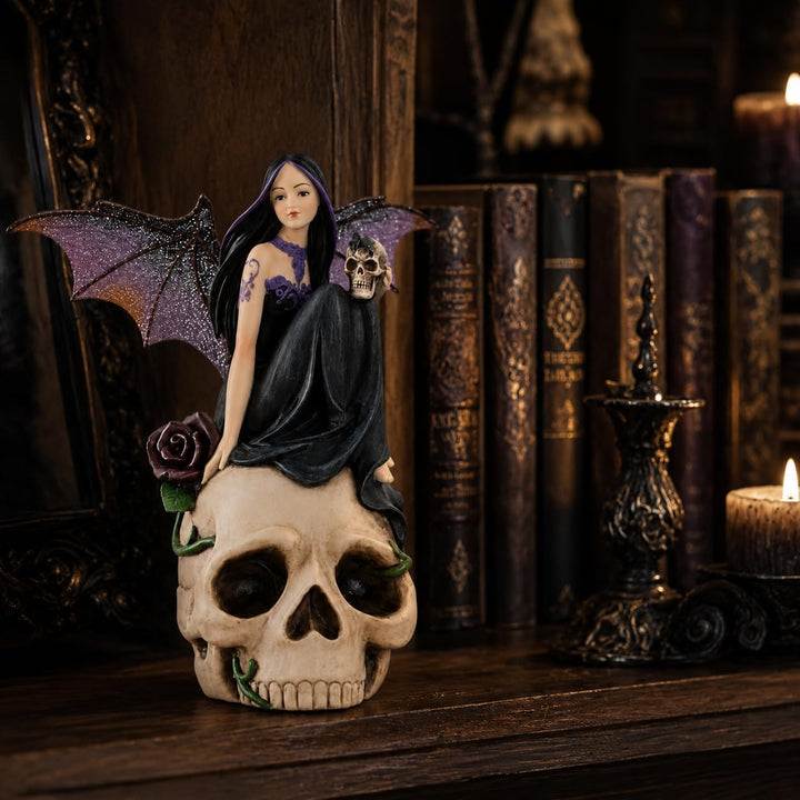 Comfy Hour Fairyland-Kollektion, 17,8 cm, Polyresin, dunkle Feen-Hexe auf Totenkopf, Heimdekoration