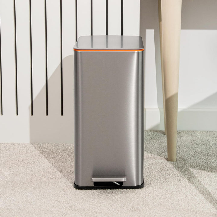RED FACTOR Schmaler 10L Edelstahl Treteimer für enge Räume – Mülleimer mit Soft-Close-Deckel und her