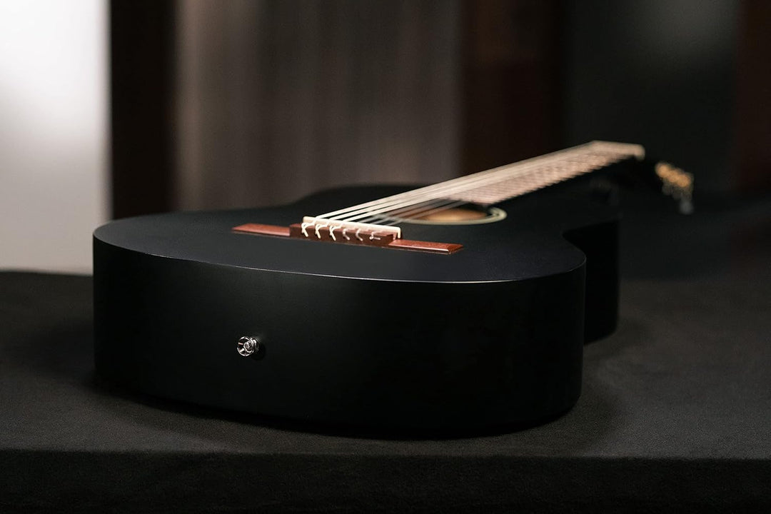 Ortega Guitars schwarze Konzertgitarre Full-Size - Student Series - Catalpakorpus mit Fichtendecke (