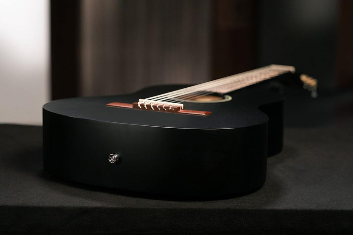 Ortega Guitars schwarze Konzertgitarre Full-Size - Student Series - Catalpakorpus mit Fichtendecke (