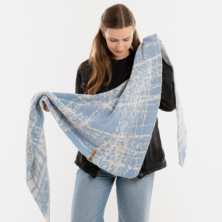 KNIT FACTORY - Dreiecksschal Lea - Damen Strickschal mit Wolle - Umschlagtuch für den Herbst und Win