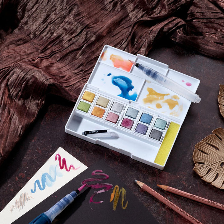 Derwent Inktense Metallic Paint Travel Set Palette, Tragbare Palette mit 12 Farben, Wassertankpinsel