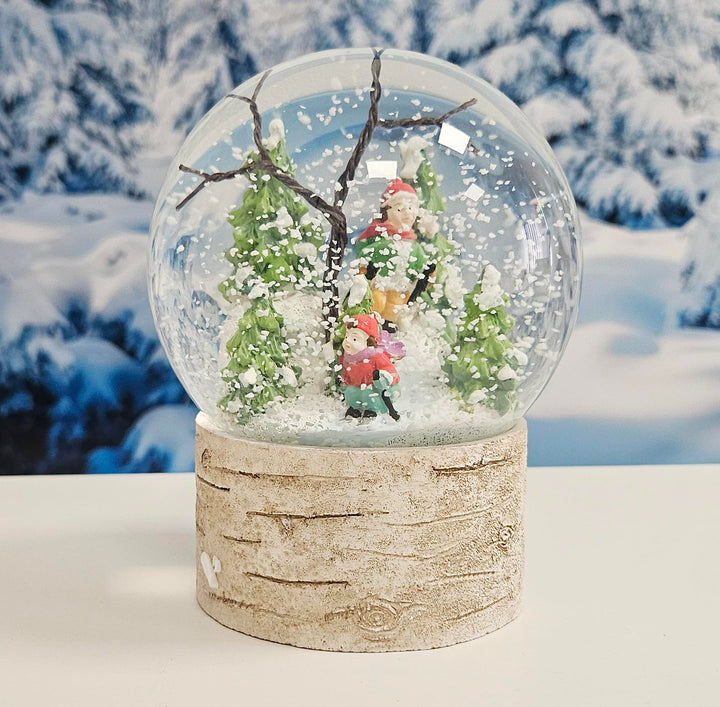 Wintersport-Schneekugel | Skifahrer nostalgisch | Sockel Holz | 100mm breit, 120mm hoch | Bezaubernd