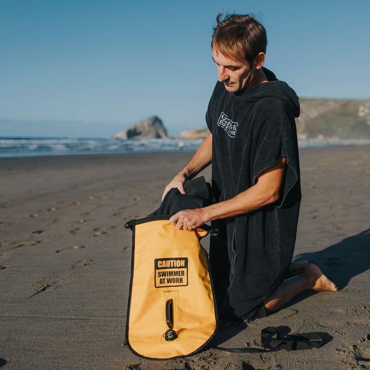 Buddyswim Set aus Freiwasser-Schwimmboje 28 Liter und Badekappe. Sicherheitsboje zum Schwimmen im of