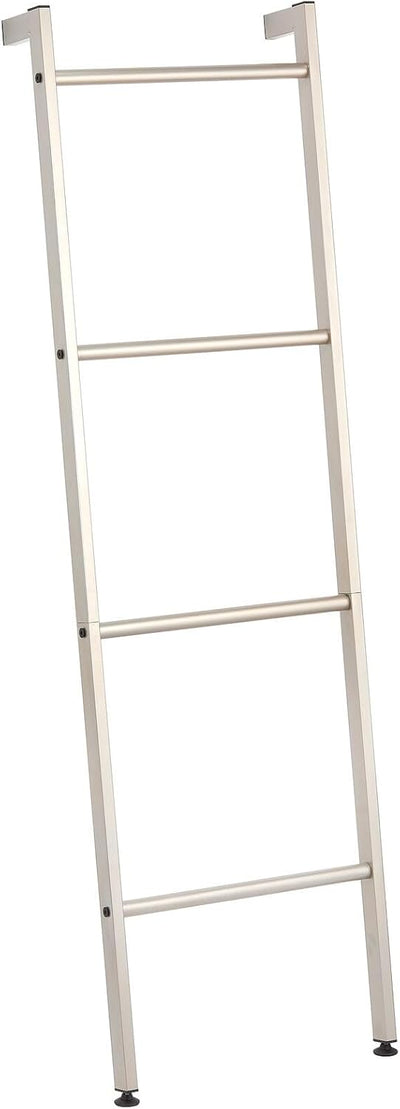 mDesign freistehende Handtuchleiter für das Badezimmer – Handtuchständer mit 4 Ebenen aus Metall – H
