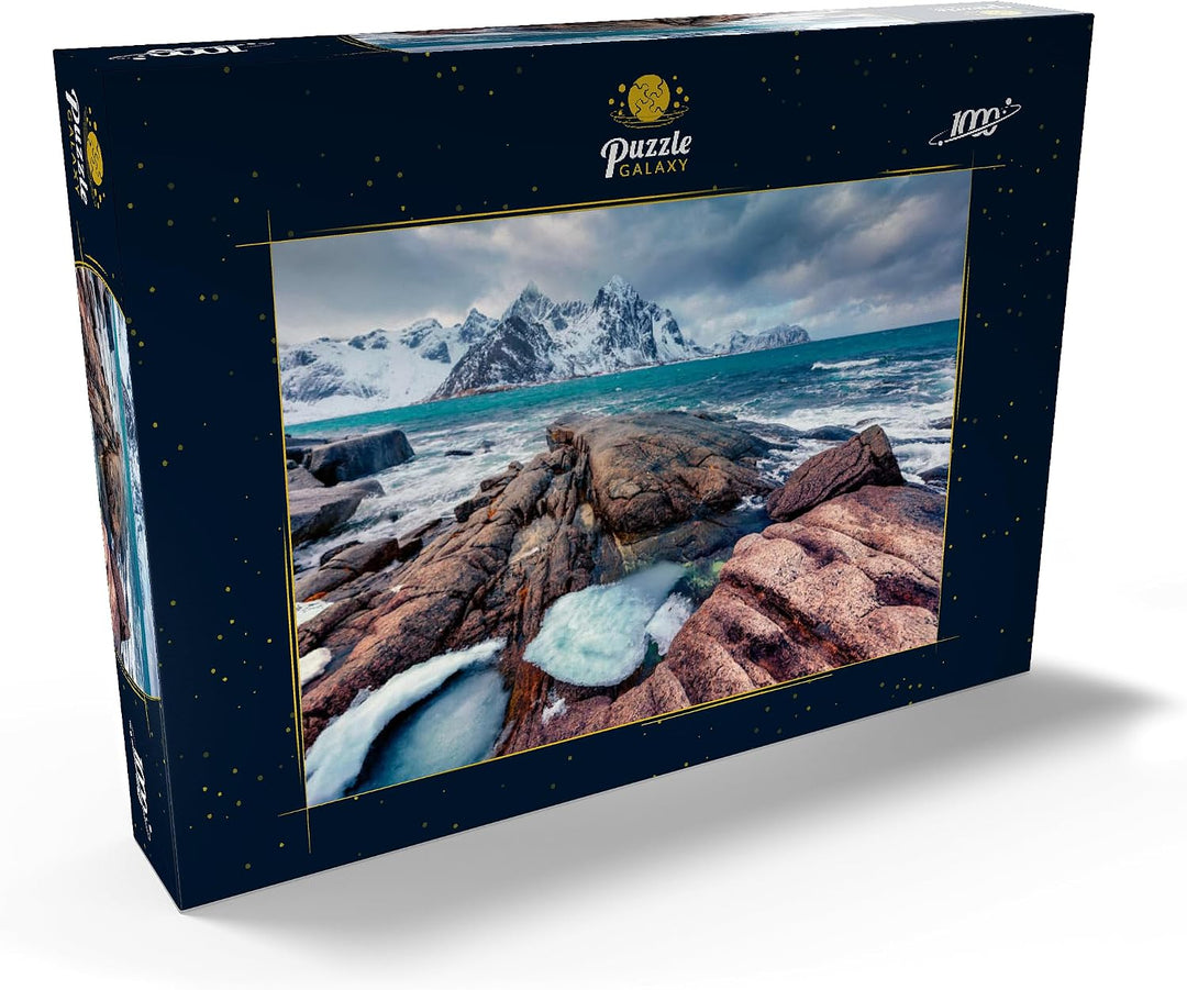 Düsterer Frühlingsblick auf die Lofoteninseln. Schneeschmelzen im Flakstadpollen Fjord - Premium 100