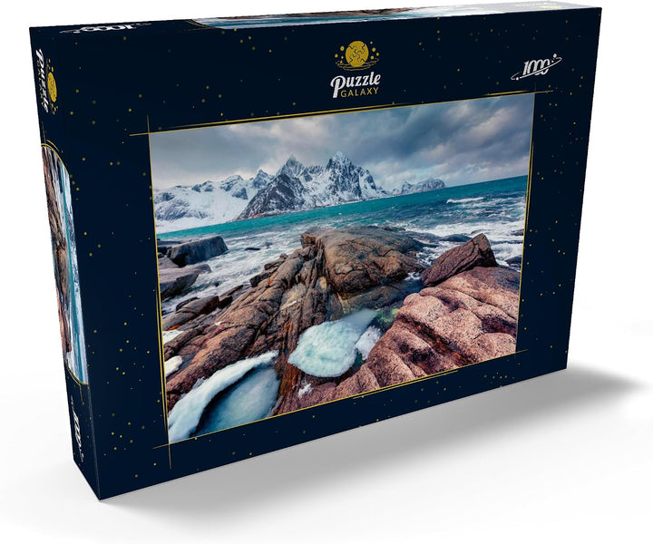 Düsterer Frühlingsblick auf die Lofoteninseln. Schneeschmelzen im Flakstadpollen Fjord - Premium 100