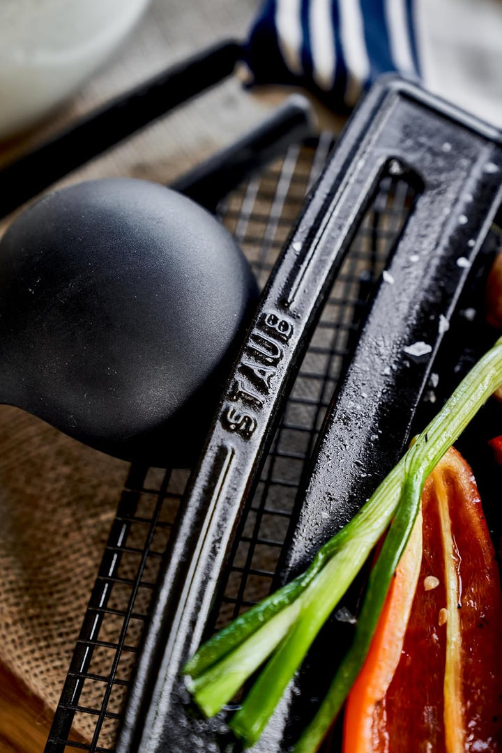 Staub 1003954 Plancha, Induktionsgeeignet, Gusseisen, Schwarz, 38 cm, 47.3 x 25 x 4.2 cm, 1 Einheite