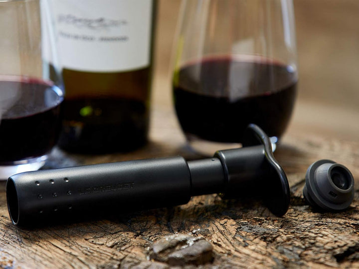 Le Creuset Wine Accessories WA- 137 Weinpumpe & 3 Verschlüsse - Schwarz Schwarz Weinpumpen, Schwarz