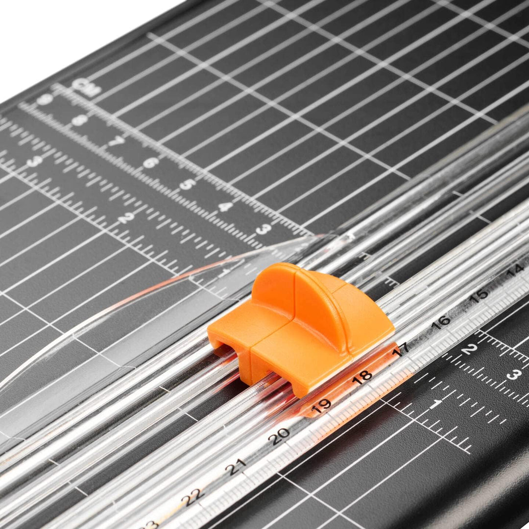 Fiskars Recycelte Papierschneidemaschine, A4, Mit titaniumbeschichteter Edelstahl-Klinge, Umweltfreu